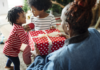 Famille recevant un cadeau de Ara Market la plateforme d'envoi de cadeau en Afrique
