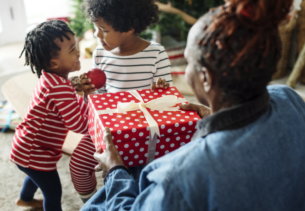 Famille recevant un cadeau de Ara Market la plateforme d'envoi de cadeau en Afrique
