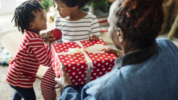 Famille recevant un cadeau de Ara Market la plateforme d'envoi de cadeau en Afrique